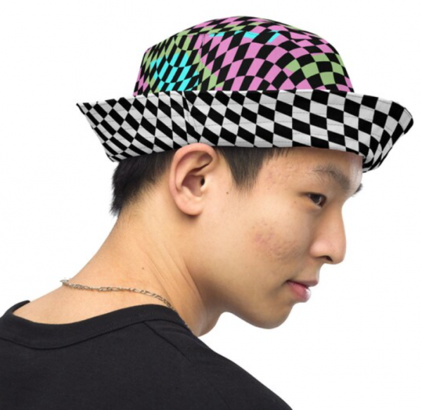 Topi dengan pola kotak-kotak yang geometris